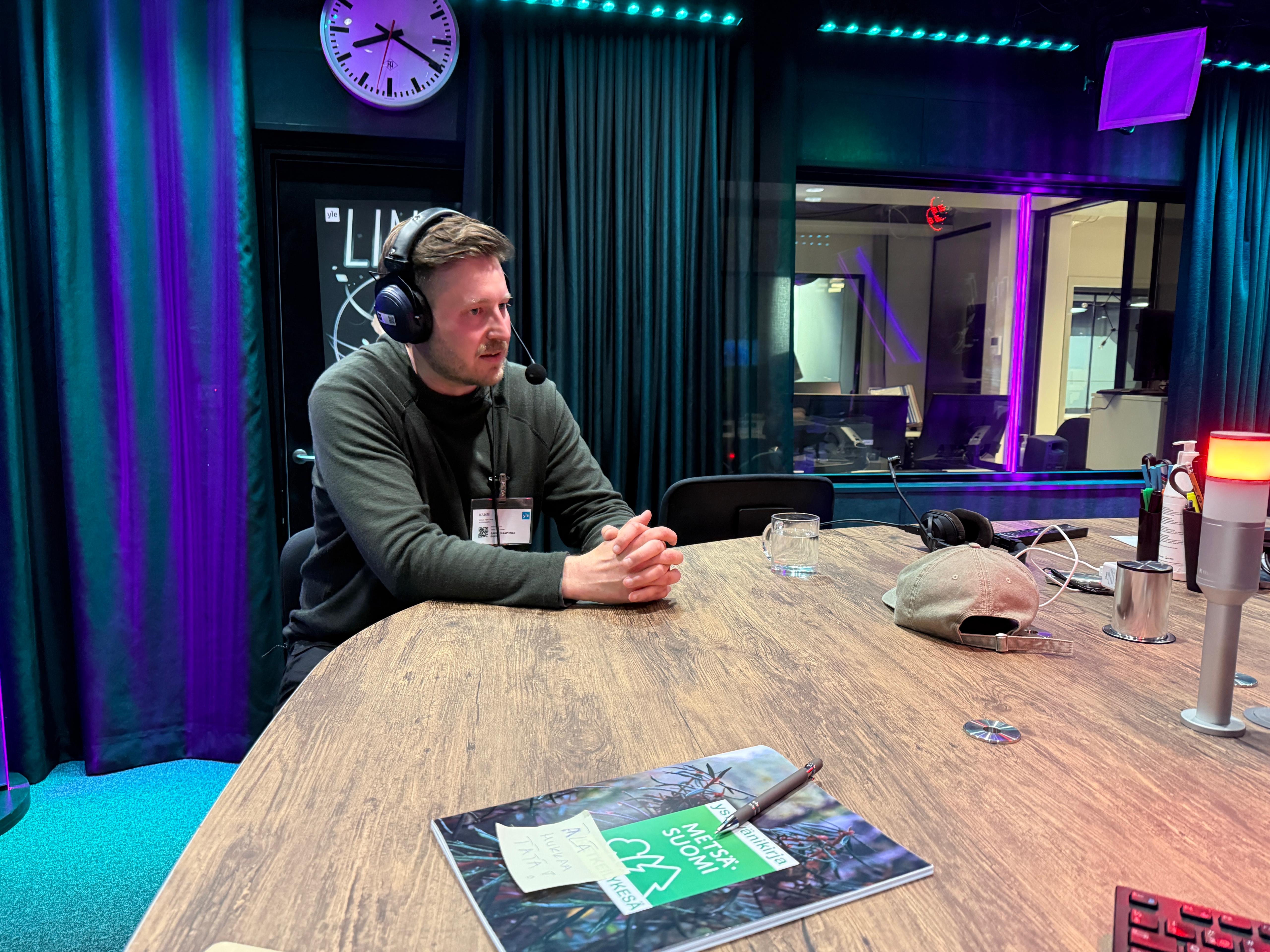Sakke Raappana radiostudiossa