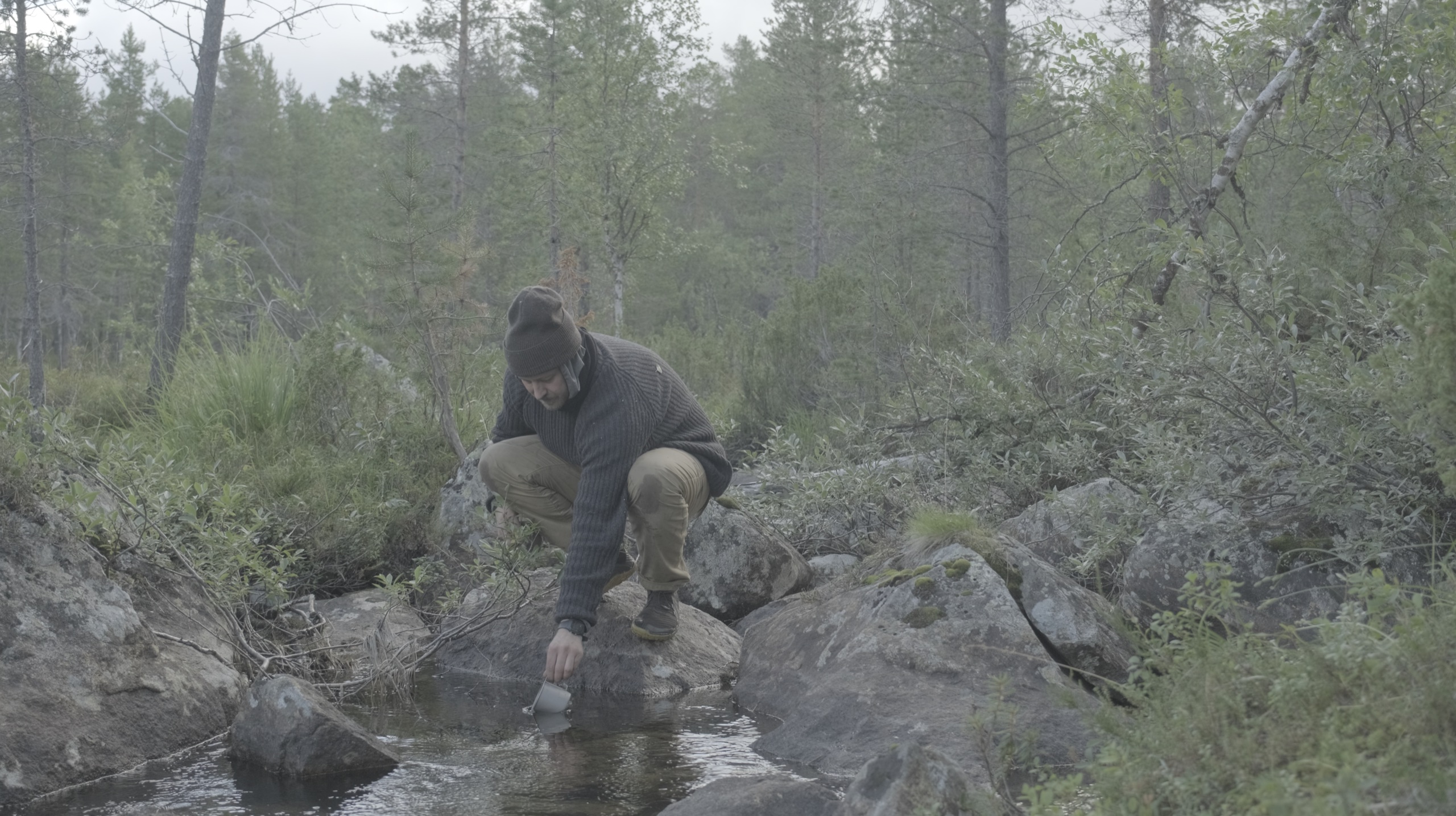 Veden hakeminen purosta